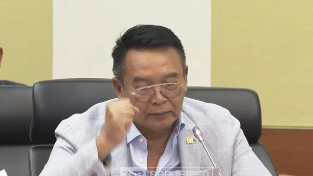 Anggota Komisi I DPR RI TB Hasanuddin menyampaikan paparan saat raker pembacaan tingkat I RUU TNI di Kompleks Parlemen, Senayan, Jakarta, Selasa (18/3/2025). Foto: Youtube/ TVR Parlemen