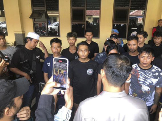 Sejumlah anggota geng motor yang terlibat pengeroyokan jukir di minimarket Cimaung, Kabupaten Bandung, ditangkap setelah coba kabur ke Garut. Foto: Robby Bouceu/kumparan