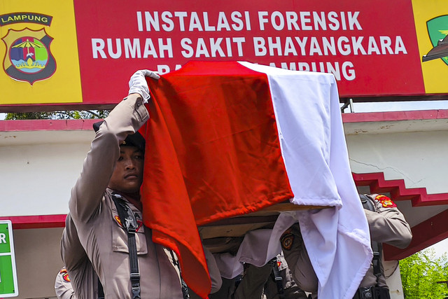 Sejumlah anggota kepolisian mengusung peti jenazah Kapolsek Negara Batin Way Kanan Iptu Lusiyanto saat upacara pelepasan jenazah di RS Bhayangkara Polda Lampung di Lampung, Selasa (18/3/2025). Foto: Dian Hadiyatna/ANTARA FOTO