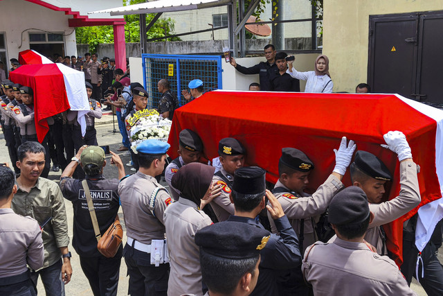 Sejumlah anggota kepolisian mengusung peti jenazah Kapolsek Negara Batin Way Kanan Iptu Lusiyanto saat upacara pelepasan jenazah di RS Bhayangkara Polda Lampung di Lampung, Selasa (18/3/2025). Foto: Dian Hadiyatna/ANTARA FOTO