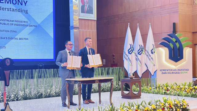 Wakil Menteri Investasi/Wakil Kepala Badan Koordinasi Penanaman Modal (BKPM) Todotua Pasaribu dalam penandatanganan MOU dengan  investor Amerika Serikat (AS), Selasa (18/3/2025).  Foto: Ave Airiza Gunanto/kumparan