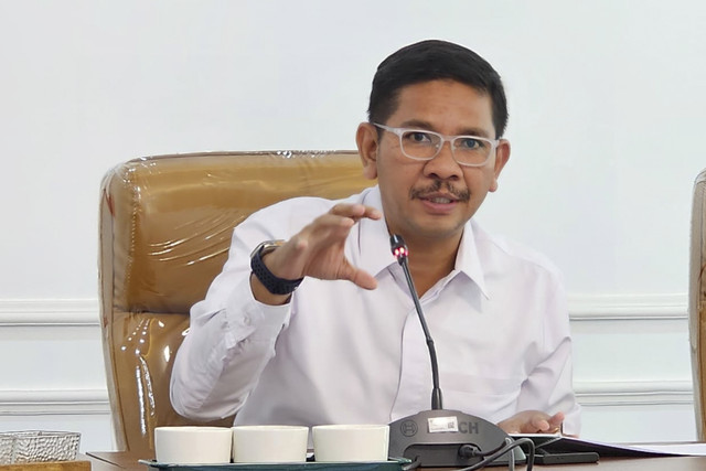 Dirjen Bimas Islam Abu Rokhmad memimpin Rapat Persiapan Sidang Isbat Awal Syawal 1446 H di kantor pusat Kemanag, Jl MH Thamrin, Jakarta, Selasa (18/3/205).  Foto: Dok. Kemenag