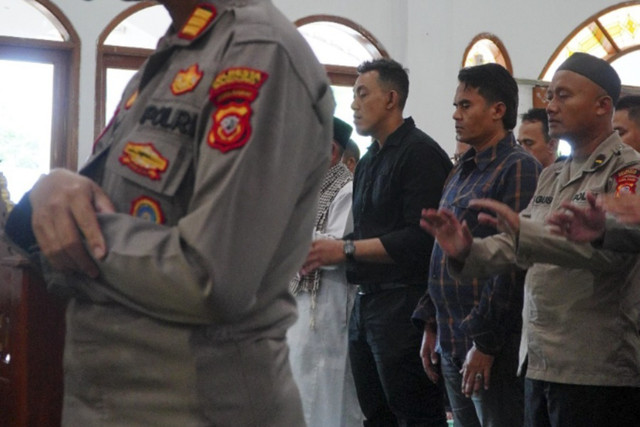 Polresta Bandung melaksanakan salat gaib untuk 3 anggota Polda Lampung yang gugur. Foto: Dok. Polrestabes Bandung