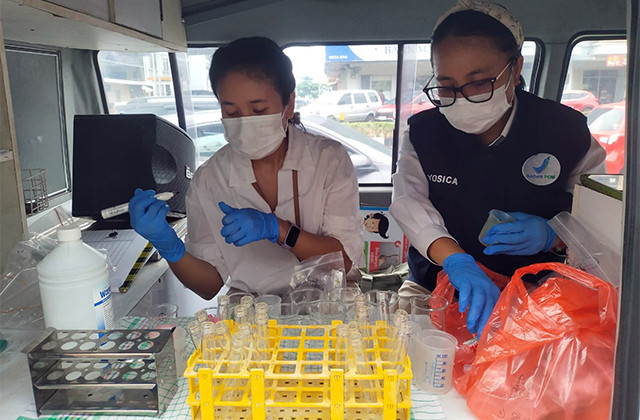 Petugas Balai BPOM Manado melakukan uji sampel terhadap makanan dan minuman berbuka puasa atau Takjil yang dijual di sejumlah Pasar Ramadan di Kota Manado, Selasa 18 Maret 2025. (foto: swingly m/manadobacirita)