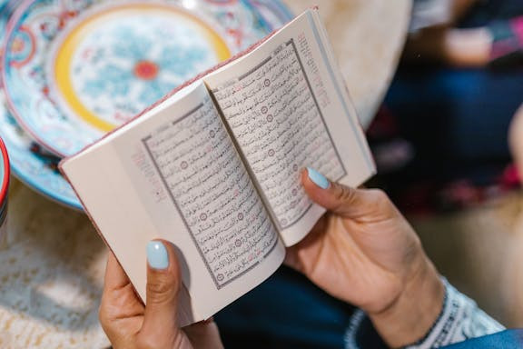 Ilustrasi Surat Al-Alaq 1-5. Sumber: Pexels/RDNE Stock Project