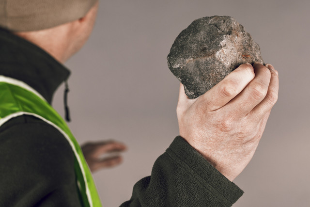 Ilustrasi orang lempar batu. Foto: Fuss Sergey/Shutterstock