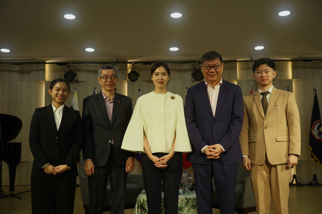 ki-ka: Rio Ashley Jeanelle Morada, Institutional Lead YMAC 2025 (SP); Soh Wai Wah, Principal dan CEO Singapore Polytechnic; Dr. Stephanie Riady, B. A., M. Ed., President of UPH; H. E. Kwok Fook Seng, Duta Besar Singapura untuk Indonesia; Keane Jonathan Chong, Institutional Lead YMAC 2025 (UPH). Universitas Pelita Harapan (UPH) menjadi tuan rumah Youth Model ASEAN Conference (YMAC) 2025 di Jakarta, Indonesia, pada 18-21 Maret 2025.
