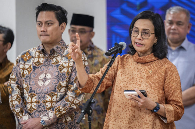 Menteri Keuangan (Menkeu) Sri Mulyani Indrawati (kanan) didampingi Wakil Menteri Thomas Djiwandono (kiri) menjawab pertanyaan wartawan saat konferensi pers hasil lelang SUN di Kantor Direktorat Jenderal Pajak (DJP), Jakarta, Selasa (18/3/2025). Foto: Bayu Pratama S/ANTARA FOTO