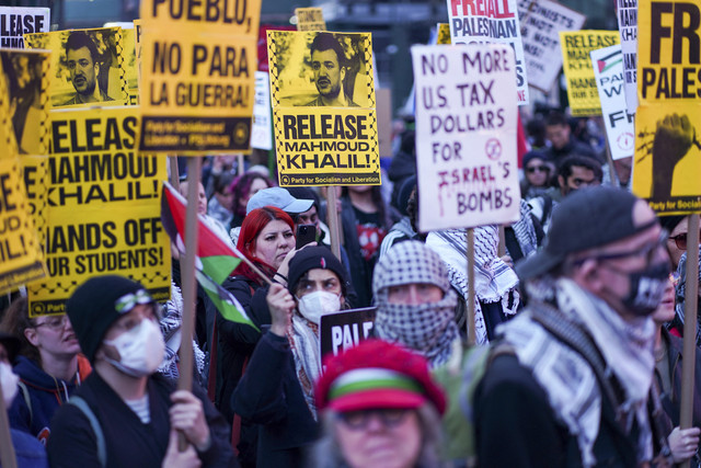 Sejumlah pengunjuk rasa yang tergabung dalam pro Palestina melaksanakan aksi di Times Square, New York, Amerika Serikat, Rabu (18/3/2025). Foto: David Dee Delgado/REUTERS