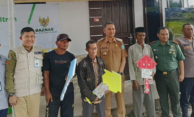 Pemimpin Bagian Strategic PR, Media Relation & CSR Divisi Sekretaris Perusahaan Bank Sumsel Babel, Taufiq Hidayat, saat peresmian dan serah terima RTLH Kolaborasi di Kecamatan Sungailiat, Kabupaten Bangka. (ist)