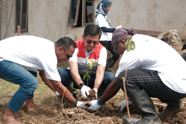 Relawan perwira Pertamina melakukan penanaman pohon di area Yayasan Baitul Mualaf Al-Kautsar Kecamatan Aimas, Sorong, Papua Barat Daya, Senin (17/3). Foto: Dok. Pertamina
