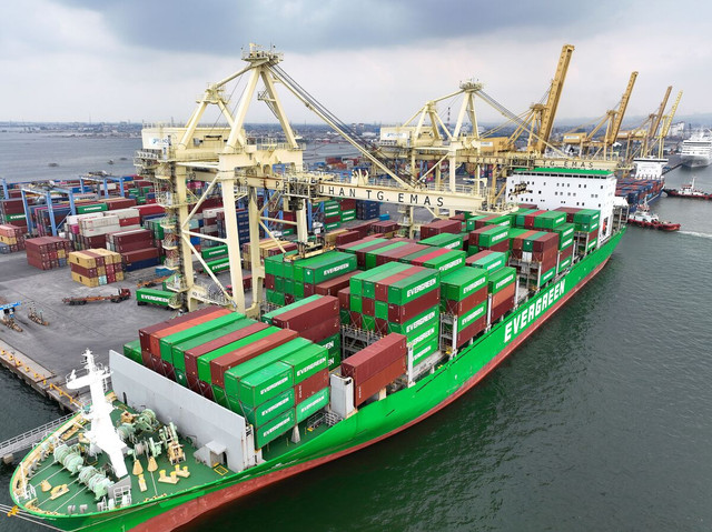 Kegiatan bongkar muat peti kemas menjelang Lebaran 2025. Foto: Dok. Pelindo