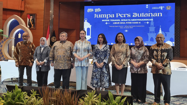Menteri Pariwisata (Menpar) Widiyanti Putri Wardhana bersama Wamenpar dan para deputu dalam Jumpa Pers Bulanan yang digelar di Kementerian Pariwisata, Jakarta, Rabu (19/3/2025). Foto: Andari Novianti/kumparan
