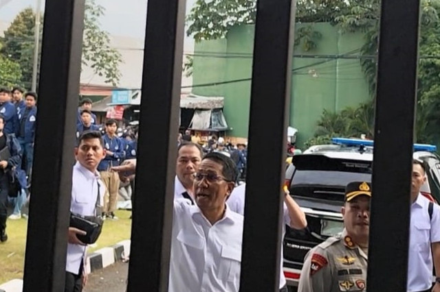 Menteri Hukum Supratman Andi Agtas saat menemui massa aksi unjuk rasa tolak RUU TNI di gerbang Pancasila DPR, Senayan, Jakarta, Rabu (19/3/2025). Foto: Luthfi Humam/kumparan