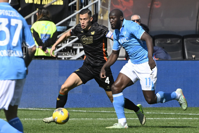 Pemain Venezia Jay Idzes berusaha melewati pemain Napoli Romelu Lukaku dalam pertandingan Serie A Liga Italia di Stadion Pier Luigi de Penzo, Venice, Italia, Minggu (16/3/2025). Foto: ANDREA PATTARO / AFP
