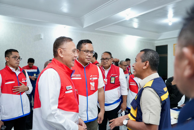 Menteri ESDM Bahlil Lahadalia (kanan), Komisaris Utama Pertamina Mochamad Iriawan (kedua dari kiri), dan Direktur Utama Pertamina Simon Aloysius Mantiri (ketiga dari kiri) dalam pengecekan BBM dan LPG di masa Ramadan dan Idul Fitri 2025 di wilayah Banjarmasin, Rabu (19/3/2025). Foto: Dok. Pertamina