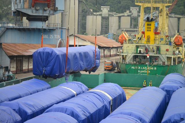 Petugas PT Pelindo Regional 2 Teluk Bayur mengoperasikan crane memindahkan gerbong kereta api dari atas kapal di pelabuhan Teluk Bayur Padang, Sumatera Barat, Rabu (19/3/2025). Foto: Iggoy el Fitra/ANTARA FOTO