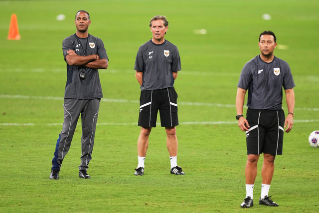 Pelatih Timnas Indonesia Patrick Kluivert menyaksikan pemain Timnas Indonesia berlatih jelang melawan Australia pada pertandingan Ronde 3 Kualifikasi Piala Dunia 2026 di Stadion Sepak Bola Sydney, Sydney, Australia, Rabu (19/3/2025). Foto: Mark Baker/AP Photo