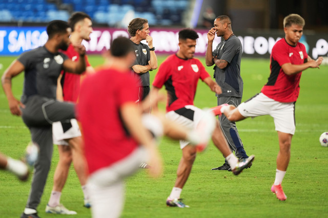 Pelatih Timnas Indonesia Patrick Kluivert menyaksikan pemain Timnas Indonesia berlatih jelang melawan Australia pada pertandingan Ronde 3 Kualifikasi Piala Dunia 2026 di Stadion Sepak Bola Sydney, Sydney, Australia, Rabu (19/3/2025). Foto: Mark Baker/AP Photo