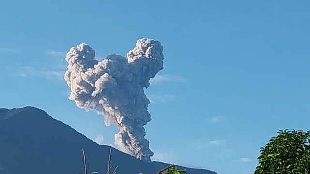 Gunung Marapi yang berada di Kabupaten Agam dan Kabupaten Tanah Datar, Sumatera Barat meletus pada Minggu pagi (16/3/2025). Foto: ANTARA/HO-Istimewa