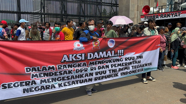 Aksi mendukung RUU TNI di depan gedung Parlemen, Jakarta pada Kamis (20/3). Foto: Abid Raihan/kumparan