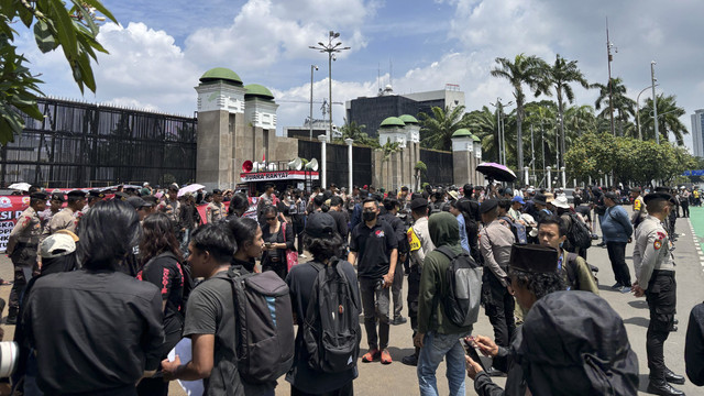 Suasana lalu lintas terkini saat unjuk rasa terima dan tolak RUU TNI di depan Kompleks Parlemen, Senayan, Jakarta, Kamis (20/3/2025). Foto: Abid Raihan/kumparan