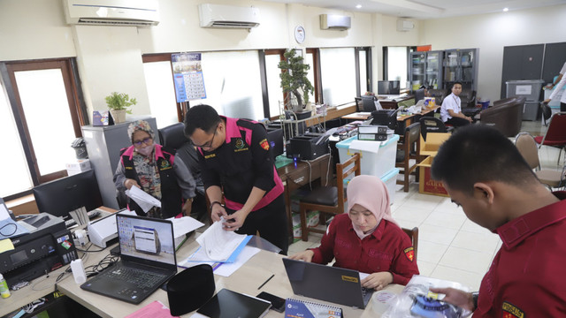 Kejati Jatim saat menggeledah kantor Dinas Pendidikan Jawa Timur terkait kasus dugaan korupsi dana hibah pengadaan barang dan jasa untuk Sekolah Menengah Kejuruan (SMK) swasta pada tahun 2017.  Foto: Dok. Kejati Jatim