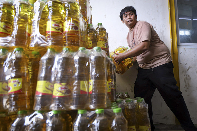 Tim Satgas Pangan Polda Metro Jaya membawa minyak goreng MinyaKita yang  telah dikurangi saat pengungkapan kasus di Cipondoh, Tangerang, Kamis (20/3/2025). Foto: Iqbal Firdaus/kumparan