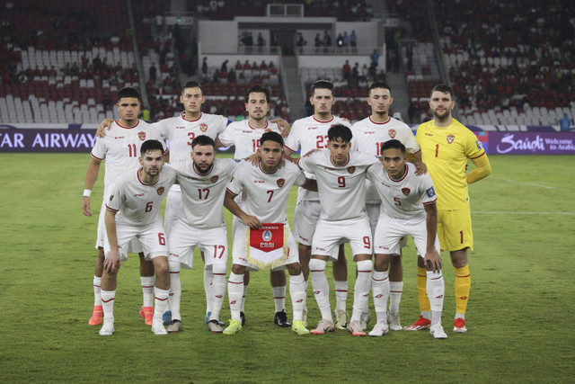 Pemain Timnas Indonesia berfoto sebelum bermain pada lanjutan Ronde 3 Kualifikasi Piala Dunia antara Indonesia vs Arab Saudi di Stadion Utama Gelora Bung Karno, Selasa (19/11/2024). Foto: Aditia Noviansyah/kumparan.