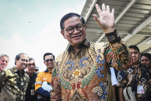 Gubernur DKI Jakarta Pramono Anung melambaikan tangan usai meninjau sistem pengolahan sampah di Refuse Derived Fuel (RDF) Plant Rorotan, Jakarta, Kamis (20/3/2025). Foto: Sulthony Hasanuddin/ANTARA FOTO 