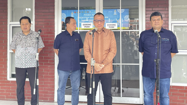 Direktur Utama Injourney Airports Faik Fahmi beserta jajarannya dalam konferensi pers Posko Lebaran 2025 di Terminal 1B Soekarno-Hatta, Kamis (20/3/2025). Foto: Najma Ramadhanya/kumparan