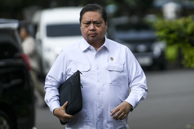 Menko Perekonomian Airlangga Hartarto bersiap mengikuti rapat yang dipimpin Presiden Prabowo Subianto di Kompleks Istana Kepresidenan, Jakarta, Rabu (19/3/2025). Foto: Hafidz Mubarak A/ANTARA FOTO