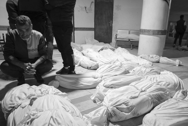 Anggota keluarga korban menangis saat melihat jenazah korban yang dibunuh oleh Israel di Beit Lahia, Jalur Gaza Utara, Kamis (20/3/2025). Foto: Mahmoud Issa/REUTERS
