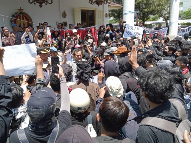Ketua komisi A DPRD DIY Eko Suwanto menemui massa di DPRD DIY. Foto: ES Putra/Pandangan Jogja