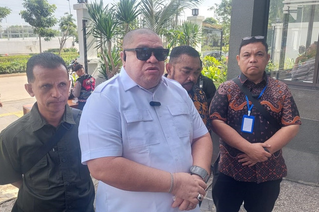 Razman Arif Nasution menghadiri sidang kasus pencemaran nama baik terhadap Hotman Paris Hutapea di PN Jakarta Utara, Kamis (20/3/2025). Foto: Giovanni/kumparan