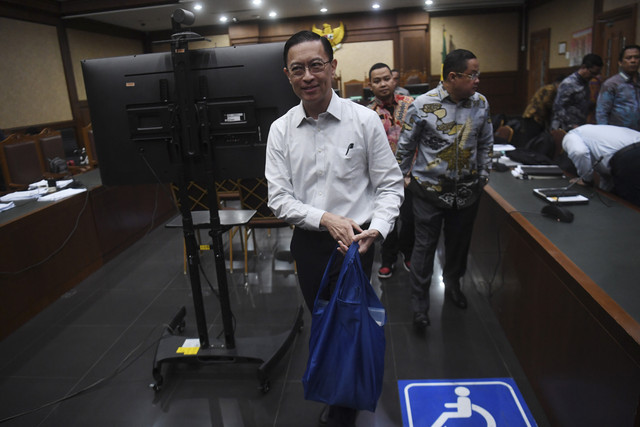 Terdakwa kasus dugaan korupsi impor gula Tom Lembong berjalan keluar saat jeda sidang lanjutan di Pengadilan Tipikor, Kamis (20/3/2025). Foto: Akbar Nugroho Gumay/ANTARA FOTO