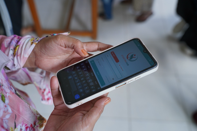 Telkom hadirkan aplikasi inovatif Stunting Hub dalam menekan angka stunting di Posyandu Anggrek, Cijambe, Ujung Berung, Bandung. Foto: Dok. Telkom