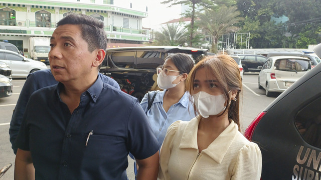 Fuji Didampingi Kuasa Hukumnya, Sandy Arifin Sambangi Polres Jaksel. Foto: Aprilandika Pratama/kumparan