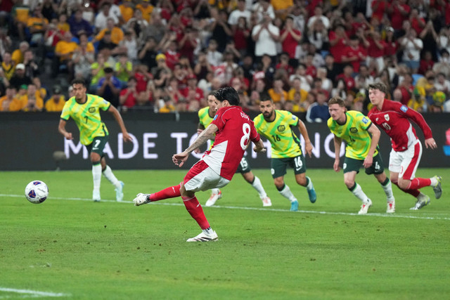 Pemain Timnas Indonesia Kevin Diks menendang penalti ke gawang Timnas Australia pada pertandingan Ronde 3 Kualifikasi Piala Dunia 2026 di Sydney Stadium,Sydney, Australia, Kamis (20/3/2025). Foto: Mark Baker/AP Photo