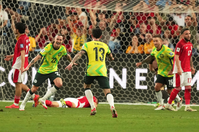 Selebrasi pemain Timnas Australia Jackson Irvine usai mencetak gol ke gawang Timnas Indonesia pada pertandingan Ronde 3 Kualifikasi Piala Dunia 2026 di Sydney Stadium, Sydney, Australia, Kamis (20/3/2025). Foto: Mark Baker/AP Photo