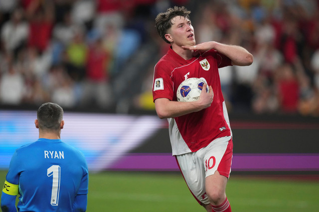 Selebrasi pemain Timnas Indonesia Ole Romenij mencetak gol ke gawang Timnas Australia pada pertandingan Ronde 3 Kualifikasi Piala Dunia 2026 di Sydney Stadium,Sydney, Australia, Kamis (20/3/2025). Foto: Mark Baker/AP Photo