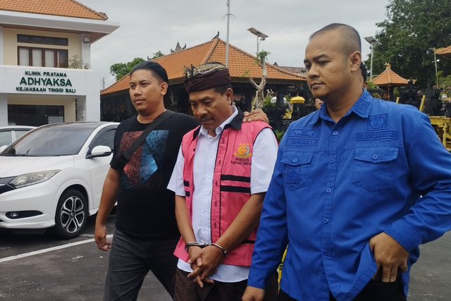 Kepala Dinas Penanaman Modal dan Pelayanan Terpadu Satu Pintu (DPMPTSP) Kabupaten-kota Buleleng berinisial IMK, tersangka kasus korupsi rumah subsidi di Kejati Bali, Kamis (20/3/2025). Foto: Denita BR Matondang/kumparan