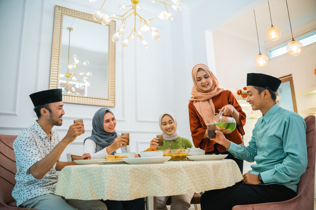 Ilustrasi minuman yang paling cocok dihidangkan saat berkumpul bersama keluarga di momen Lebaran. Foto: Shutterstock