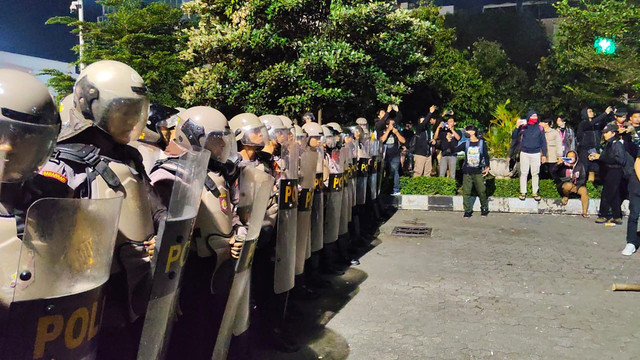 Polisi bubarkan massa demo RUU TNI di kantor DPRD DIY, Jumat (21/3). Foto: Arfiansyah Panji Purnandaru/kumparan