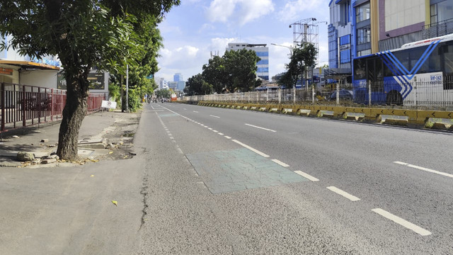 Suasana lalu lintas sepanjang Jalan Mampang hingga underpass menuju Rasuna Said tetap dipadati pengendara, Jumat (21/3/2025). Foto: Alya Zahra/kumparan 