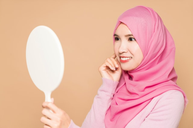 Ilustrasi Hijab Lebaran. Foto: Shutterstock/Metamorworks
