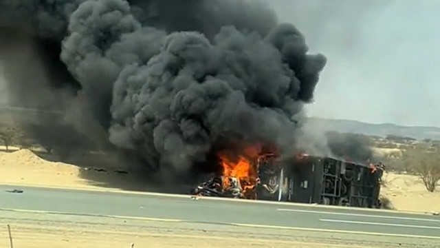 Bus yang ditumpangi jemaah umrah asal indonesia saat mengalami kecelakaan di Arab Saudi, Kamis (20/03/2025). Dok: Istimewa