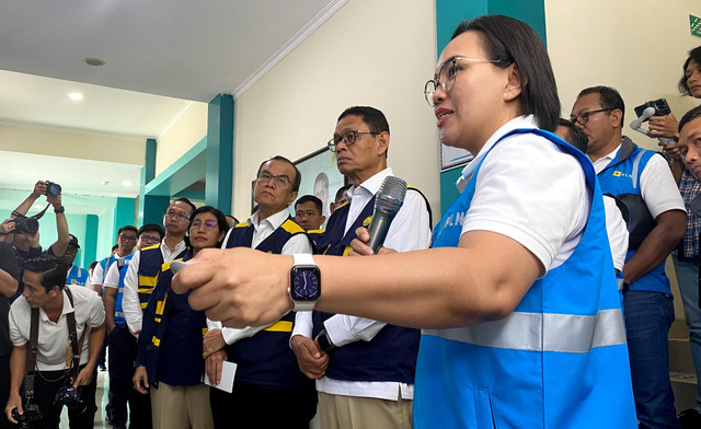 Wakil Menteri Energi dan Sumber Daya Mineral (ESDM), Yuliot Tanjung saat menyimak pemaparan dari General Manager PLN UID Kalbar, Joice Lanny Wantania di Walking Gallery di PLN UP2B Kalimantan Barat. Foto: Alycia Tracy Nabila/Hi!Pontianak