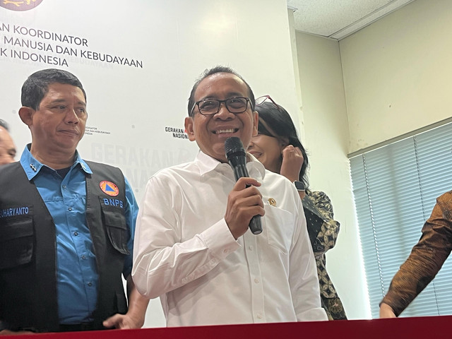 MenkoPMK Pratikno usai Rakor Tingkat Menteri (RTM) tentang Percepatan Penanganan Pascabencana Gunung Lewotobi dan Konflik Sosial Flores Timur di KemenkoPMK, Jakarta Pusat, Jumat (21/3/2025). Foto: Alya Zahra/kumparan 