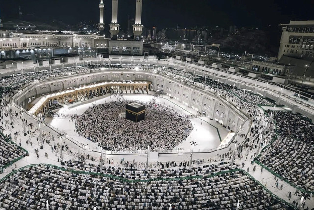 Foto udara umat Muslim melaksanakan Salat Malam saat bulan Ramadan di Masjidil Haram, Makkah, Arab Saudi, Jumat (21/3/2025). Foto: Saudi Press Agency/Handout via REUTERS